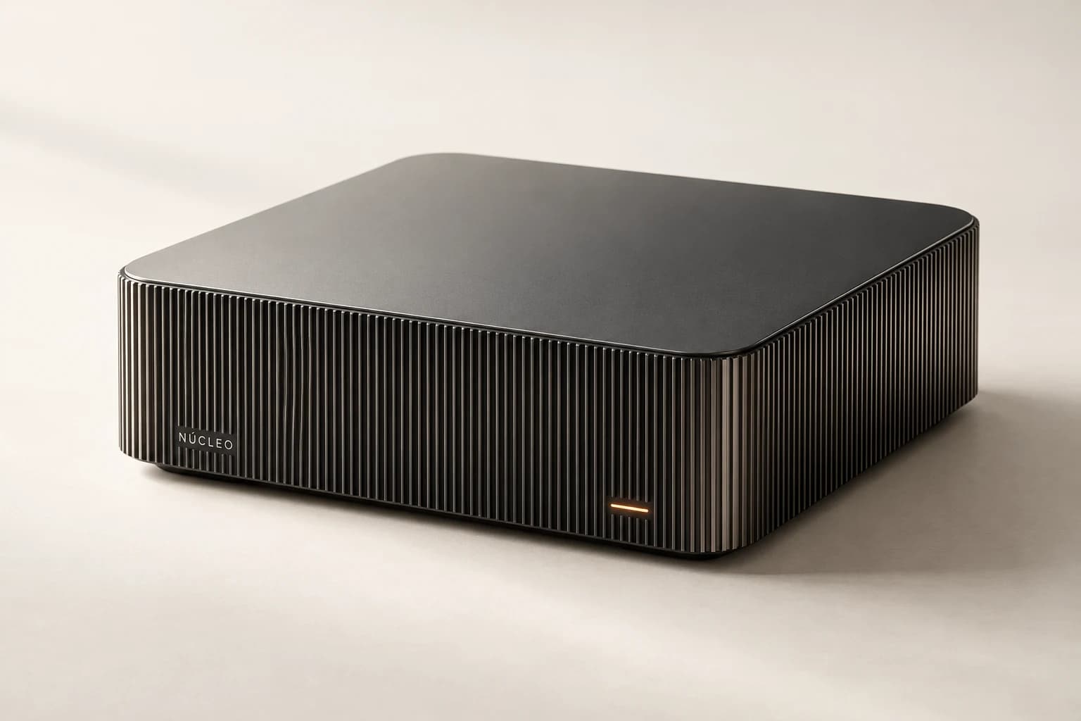 Núcleo One, una computadora personal para IA en grafito con una luz ámbar